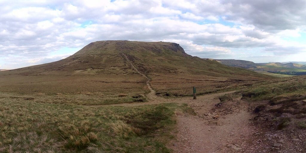 Following the Pennine Way south towards Kinder Scout, The Peak District, English Mountains